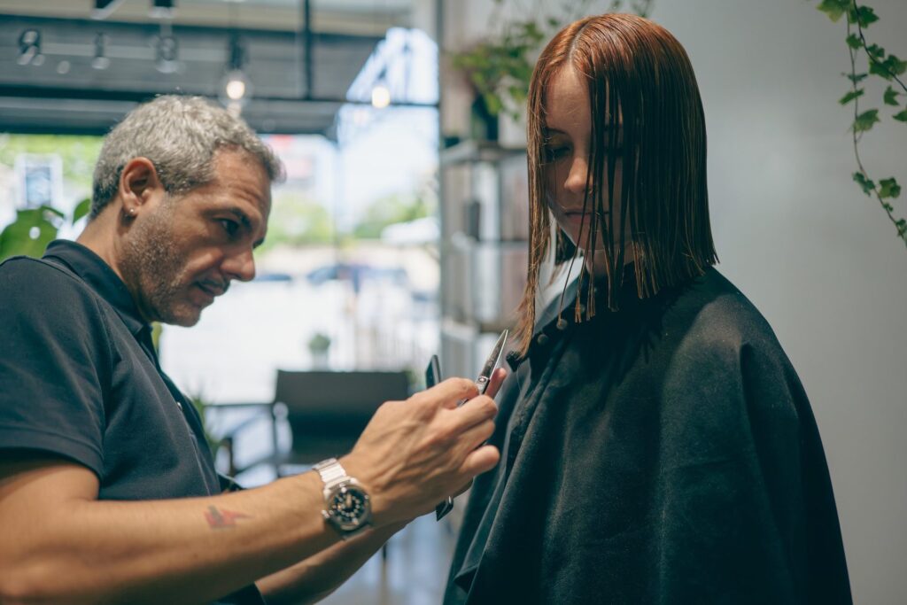 Raúl Santana durante un corte bob en NØIR Salón, Playa de San Juan