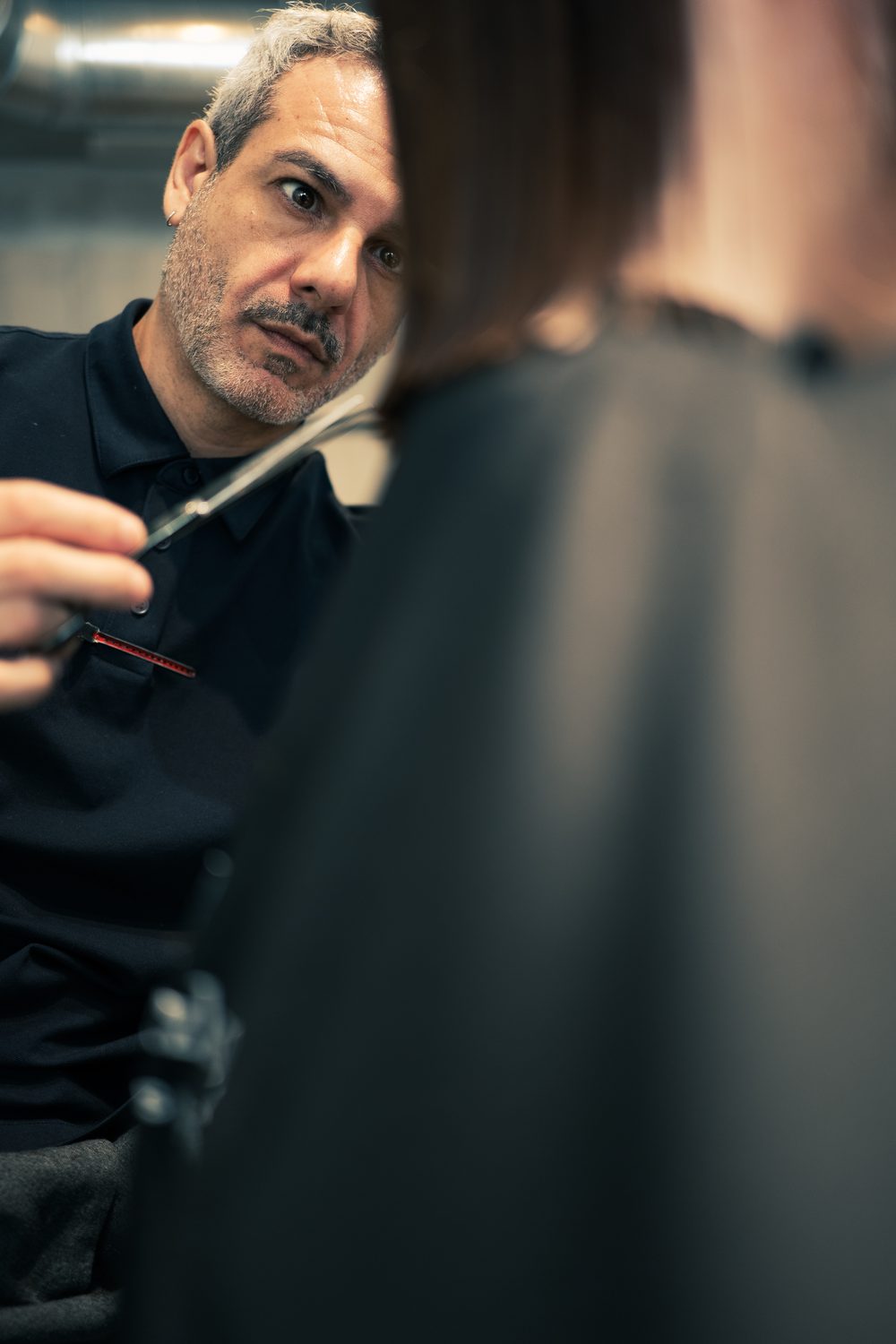 Raúl Santana, peluquero y fundador de NØIR Salón, durante un corte